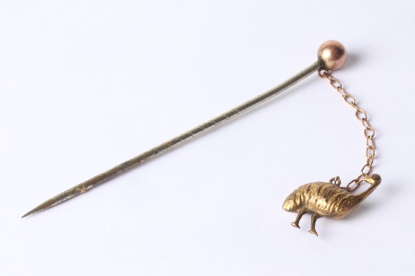 Lot 1008 - GOLD PIN