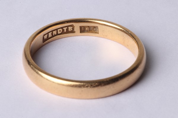 Lot 1009 - GOLD RING