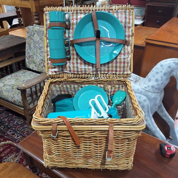Lot 89 - PICNIC BASKET