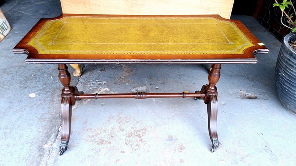 Lot 265 - COFFEE TABLE