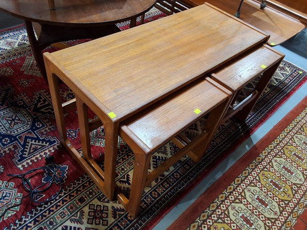 Lot 476 - NESTING TABLES