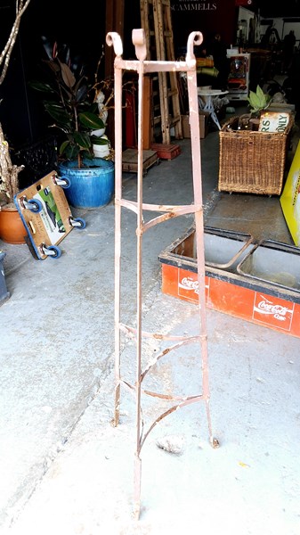 Lot 303 - POT STAND