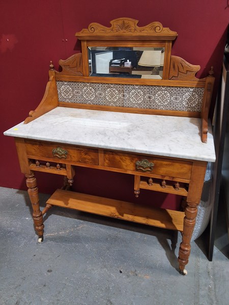 Lot 634 - WASHSTAND
