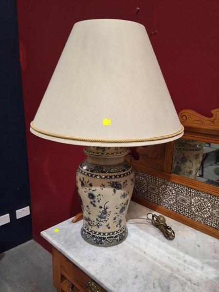 Lot 633 - TABLE LAMP