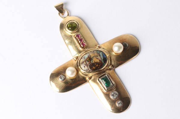Lot 1001 - GOLD JEWELLED CROSS
