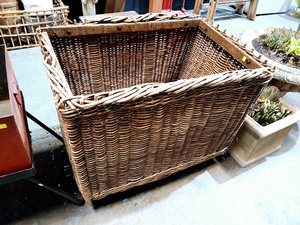 Lot 609 - LAUNDRY BASKET
