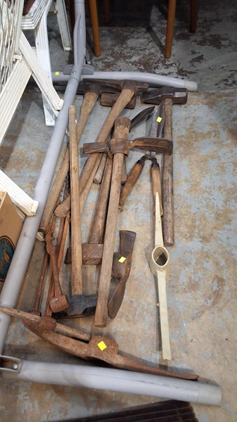 Lot 587 - GARDEN TOOLS