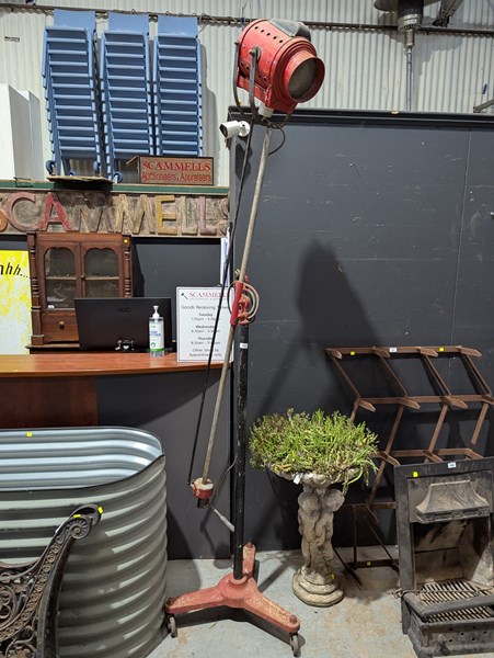 Lot 592 - INDUSTRIAL LIGHT
