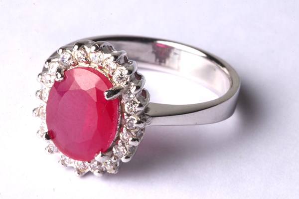 Lot 1005 - RUBY RING