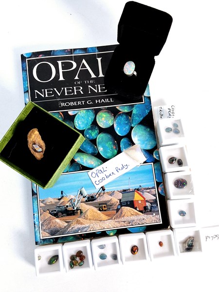 Lot 1052 - OPALS