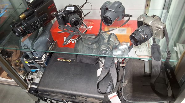 Lot 1365 - CAMERAS