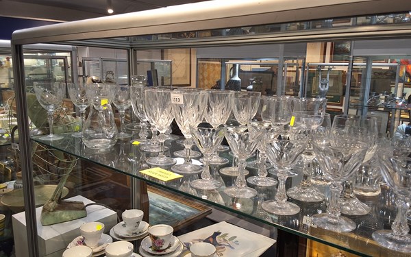 Lot 1313 - GLASSWARE