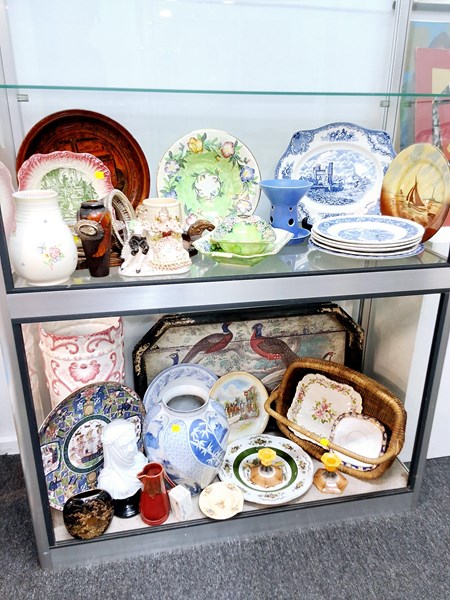 Lot 1381 - DECORATIVE HOMEWARES