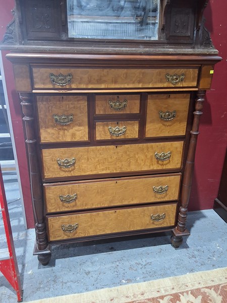 Lot 40 - CHEST OF DRAWERS