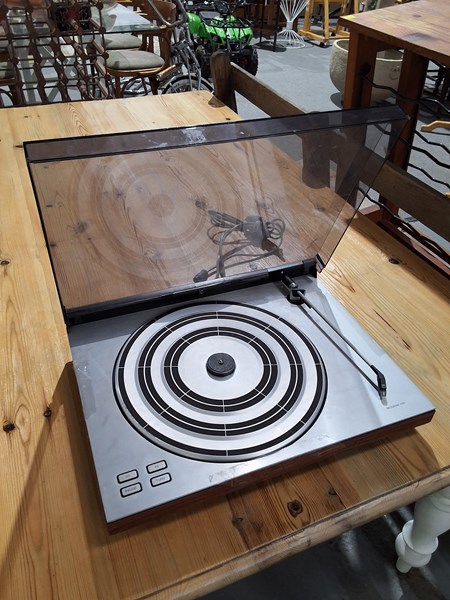 Lot 25 - STEREO TURNTABLE