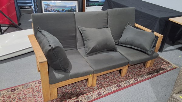 Lot 362 - OUTDOOR LOUNGE