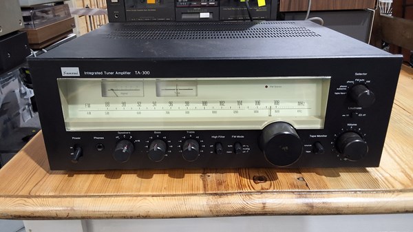 Lot 28 - STEREO TUNER