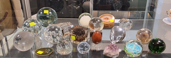 Lot 1320 - PAPERWEIGHTS