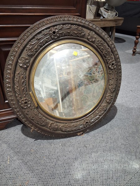 Lot 411 - WALL MIRROR