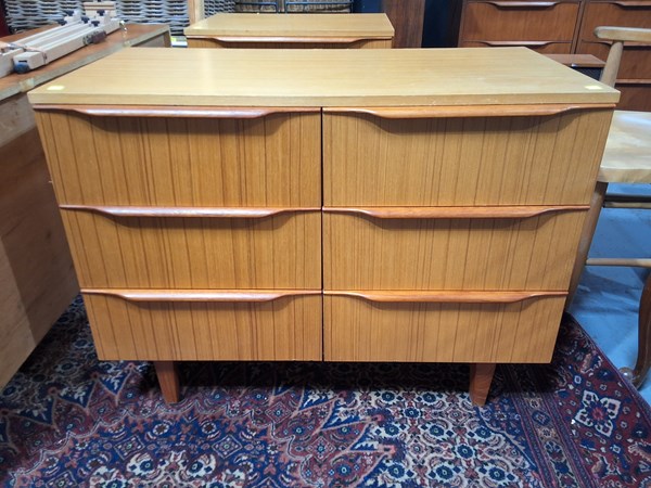 Lot 292 - CHEST OF DRAWERS