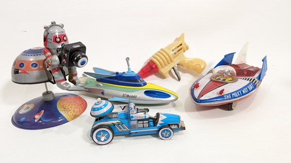 Lot 123 - TIN TOYS