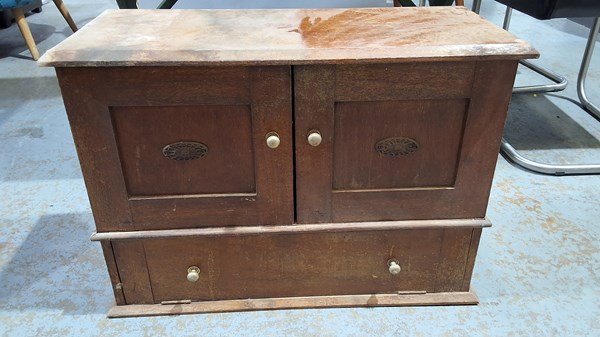 Lot 476 - RADIO CABINET