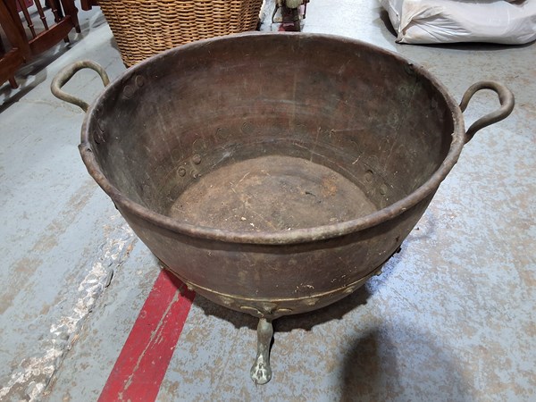 Lot 433 - COPPER POT