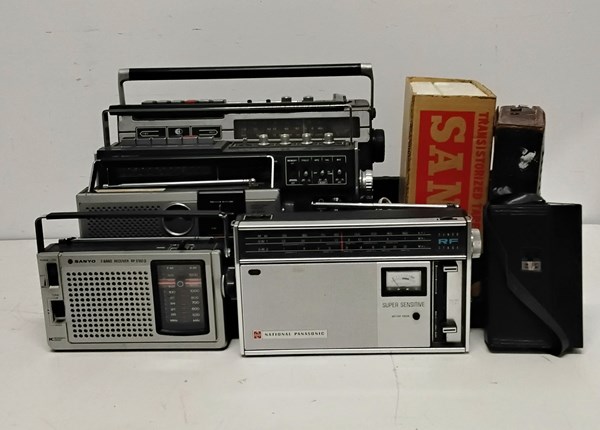 Lot 1332 - RADIOS