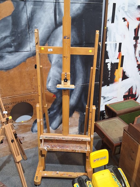 Lot 382 - EASEL