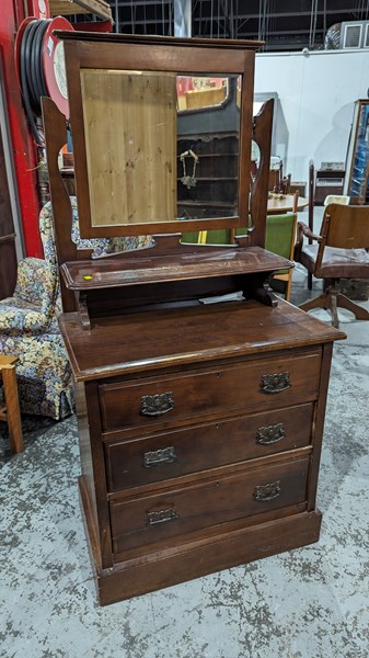 Lot 181 - DRESSING CHEST