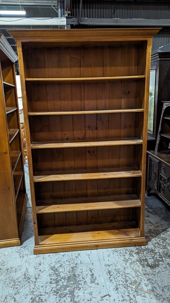 Lot 320 - BOOKSHELF