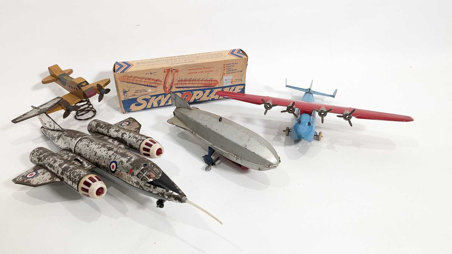 Lot 16 - TIN TOYS