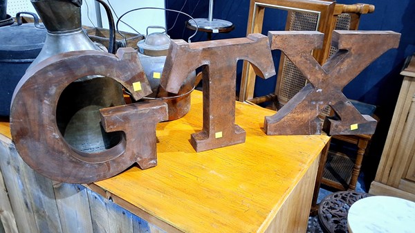 Lot 61 - METAL LETTERS