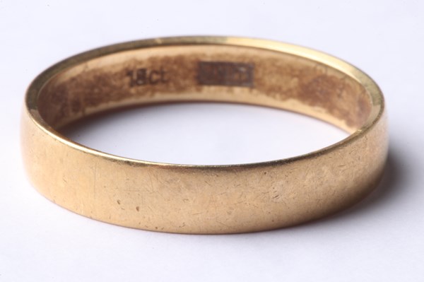 Lot 1004 - GOLD RING