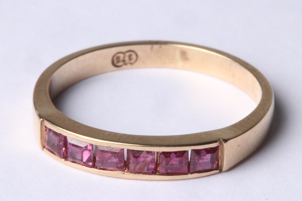 Lot 1017 - GOLD RUBY RING