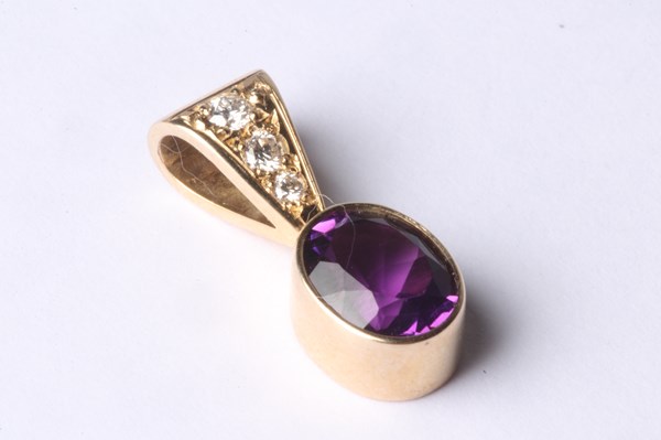 Lot 1018 - GOLD AMETHYST & DIAMOND PENDANT