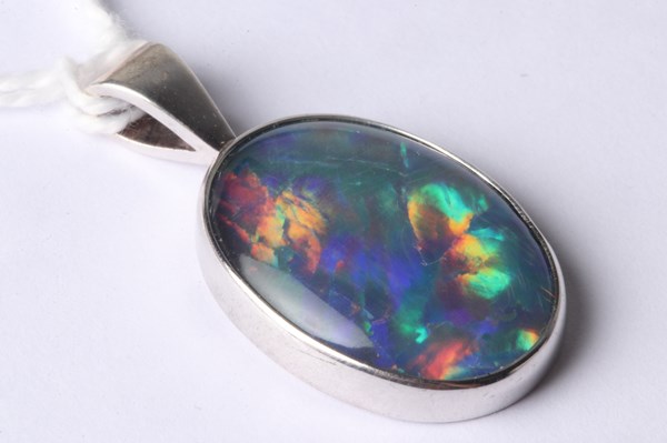 Lot 1039 - SILVER OPAL PENDANT