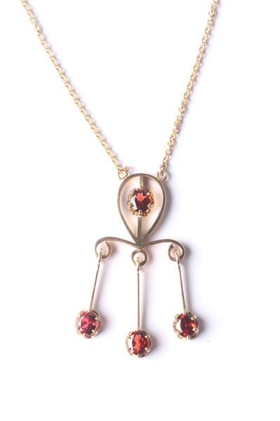 Lot 1016 - GOLD GARNET NECKLACE