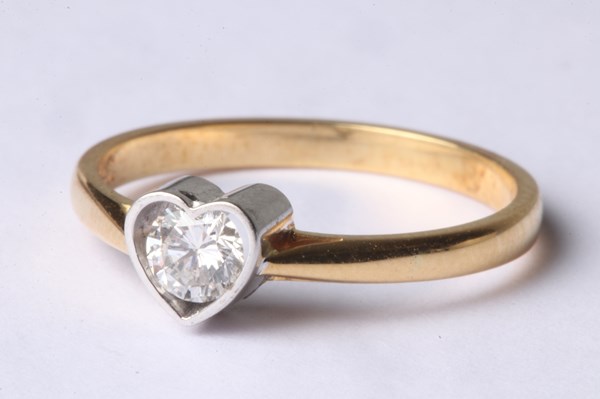 Lot 1025 - DIAMOND RING