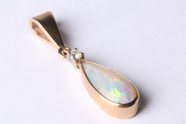 Lot 1034 - GOLD OPAL PENDANT