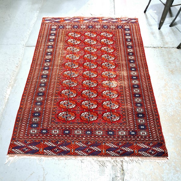 Lot 74 - FLOOR RUG