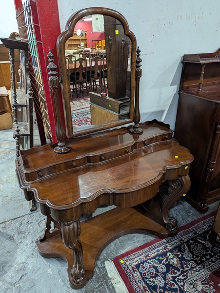 Lot 5 - DRESSING TABLE