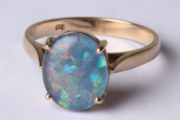 Lot 1054 - GOLD OPAL RING