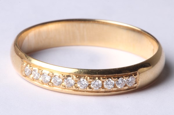 Lot 1031 - GOLD & DIAMOND RING