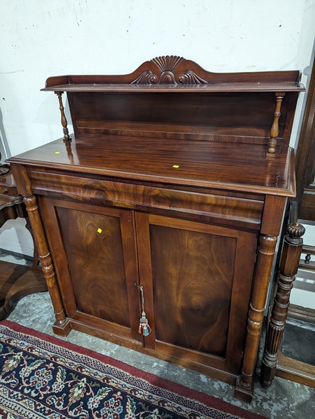 Lot 3 - CHIFFONIER