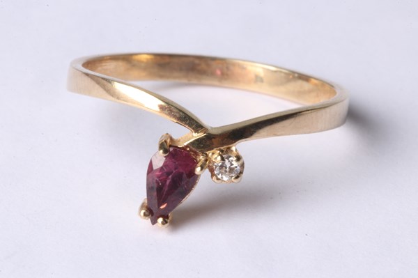 Lot 1052 - GOLD RING