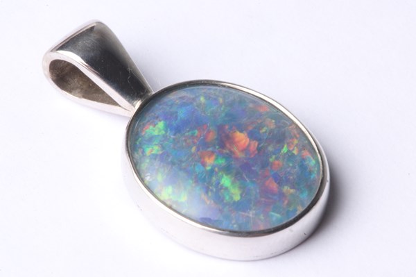 Lot 1053 - SILVER OPAL PENDANT