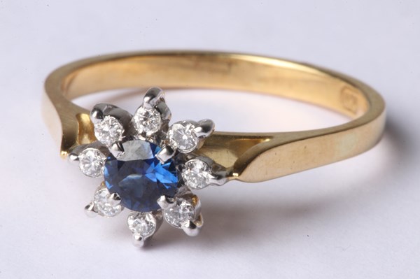 Lot 1021 - SAPPHIRE & DIAMOND RING