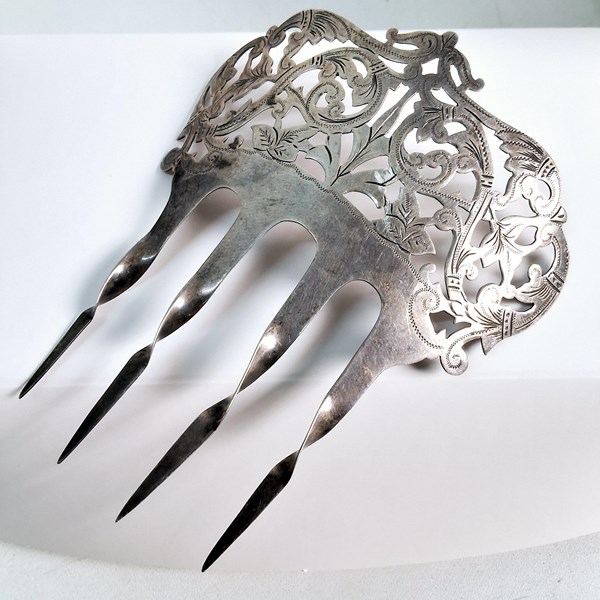 Lot 1064 - SILVER HAIR COMB