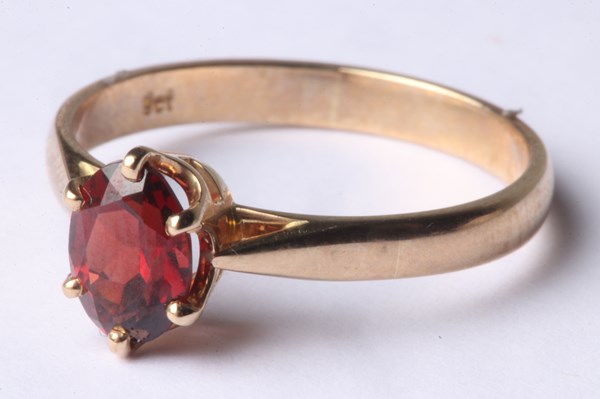 Lot 1008 - GOLD & GARNET RING